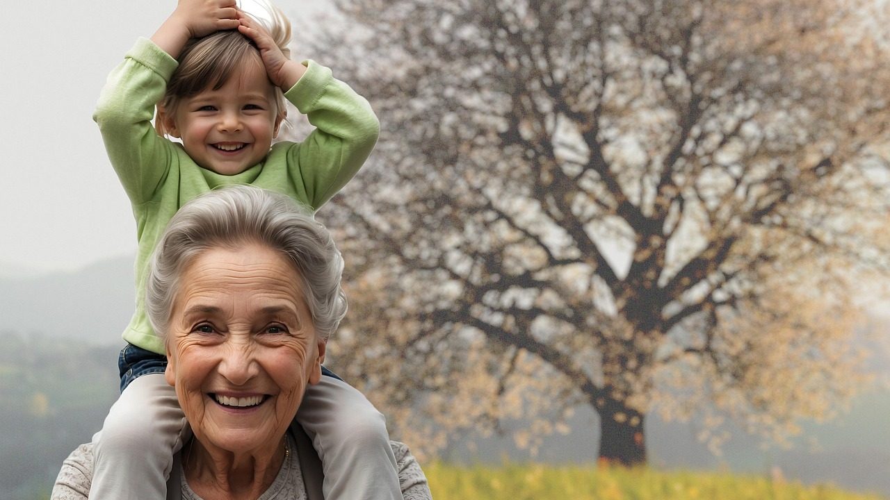 Une mamie qui porte son petit-fils sur ses épaules