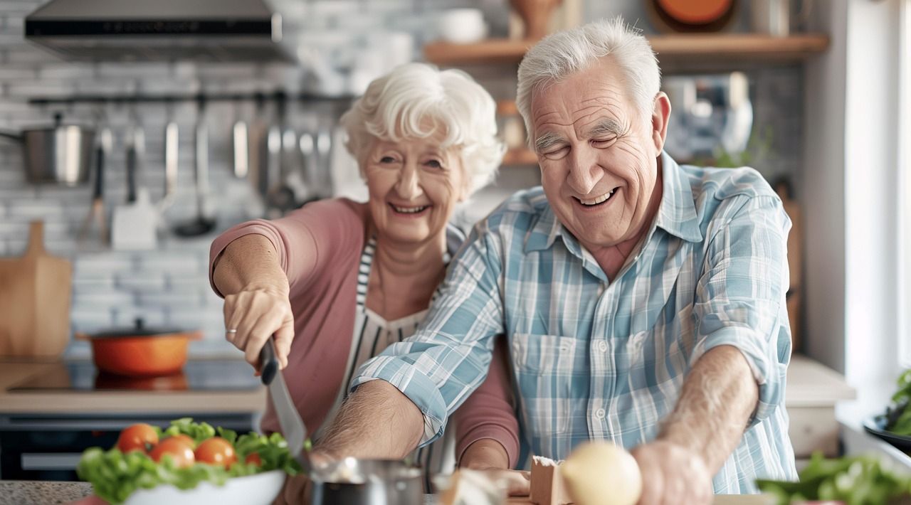 Un couple de seniors qui préparent le repas dans la cuisine