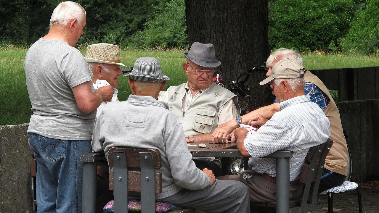 Un groupe de seniors qui jouent aux cartes
