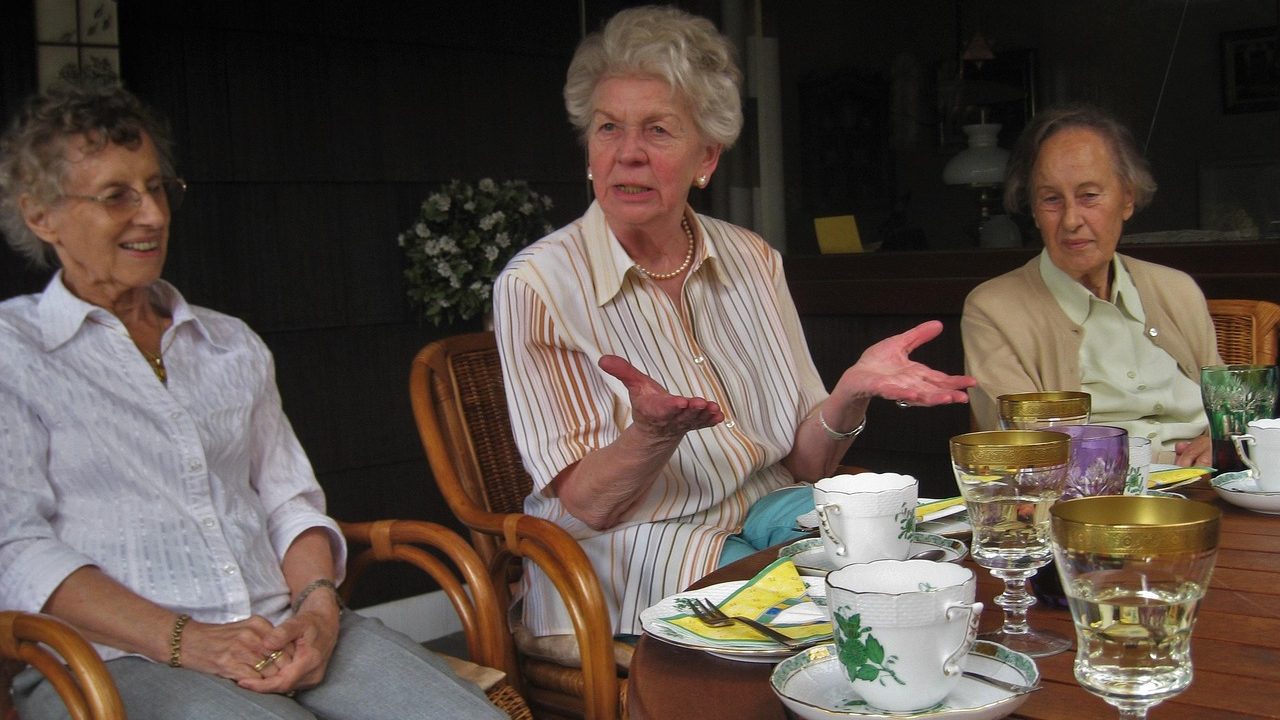 Femmes senior à l'heure du thé