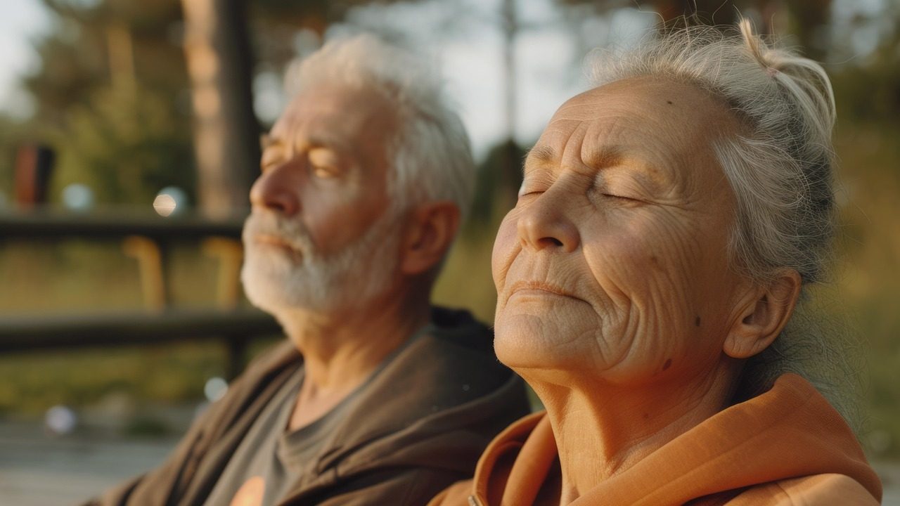 Couple de séniors qui prend le soleil