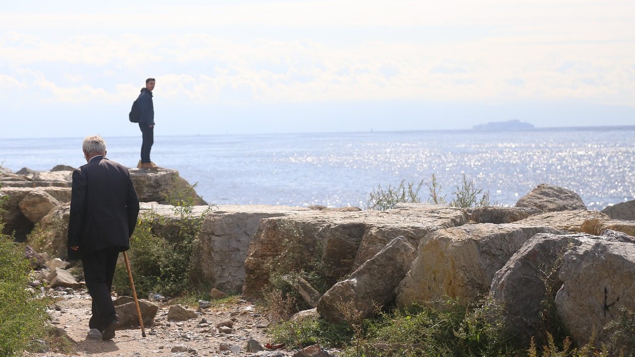 Senior en bord de mer