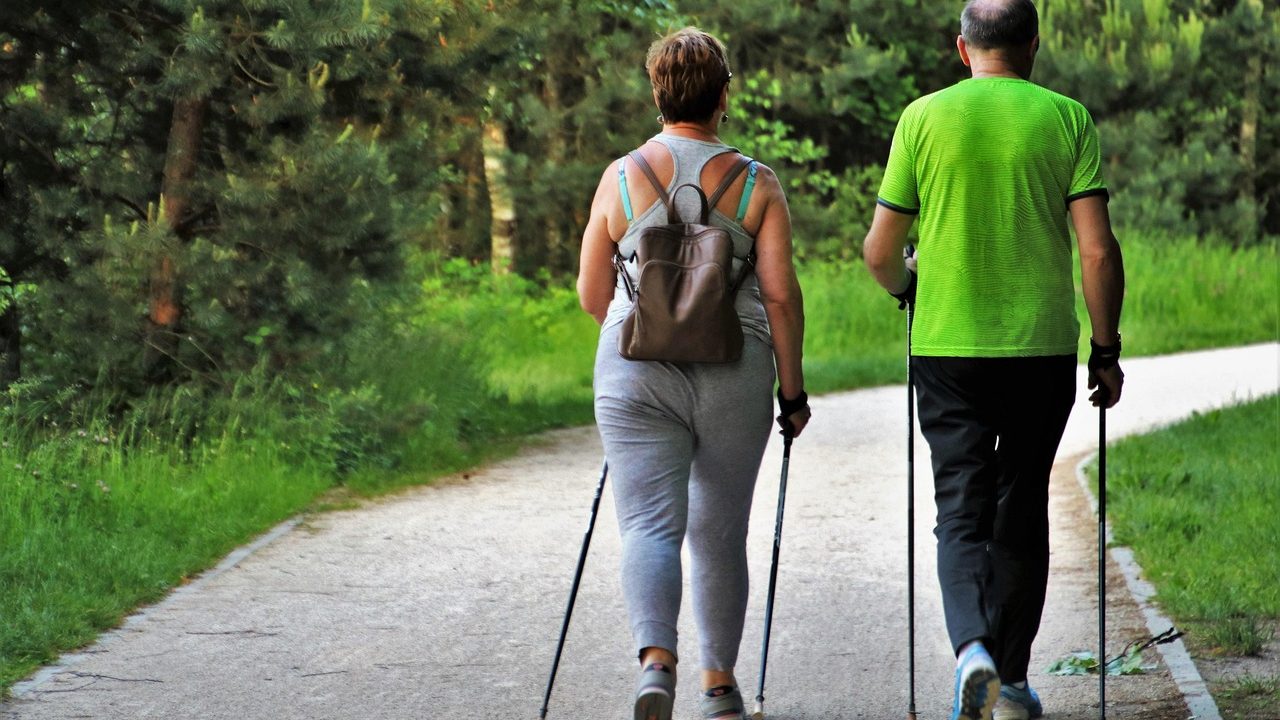 Couple de seniors qui pratique la marche nordique