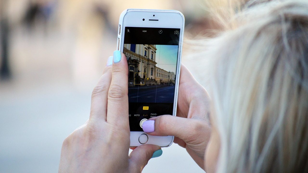 Femme senior qui prend une photo avec son smartphone
