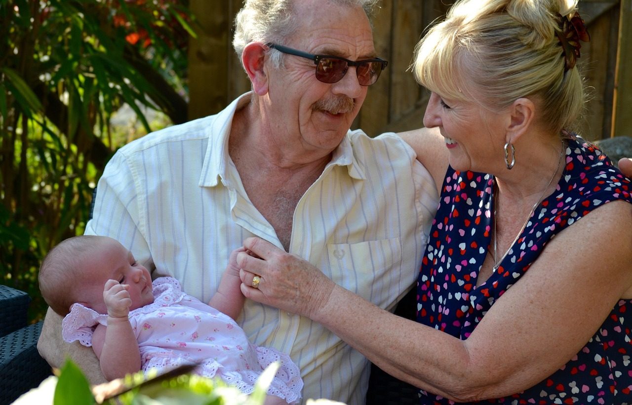 Grands-parents avec un bébé