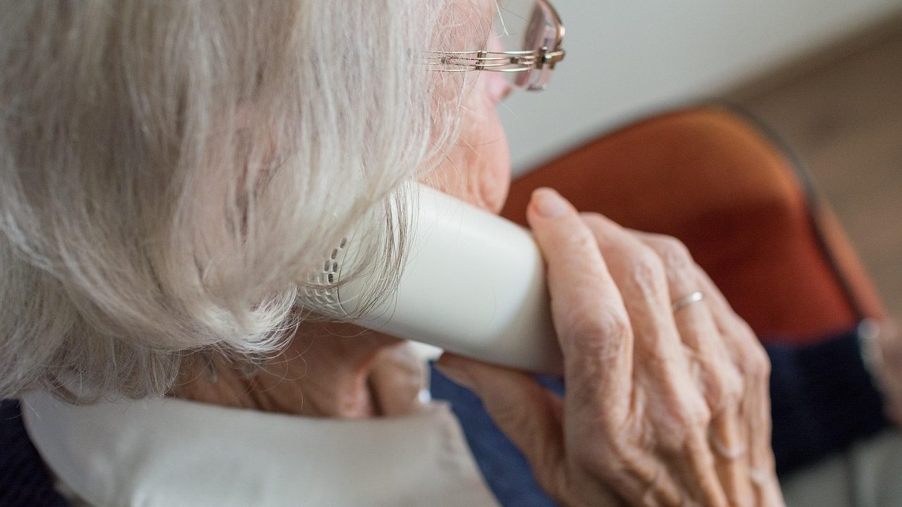 Une dame âgée au téléphone